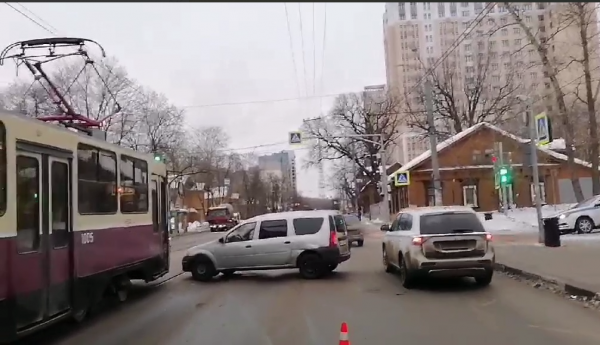 Пассажира трамвая сбил автомобиль в центре Нижнего Новгорода