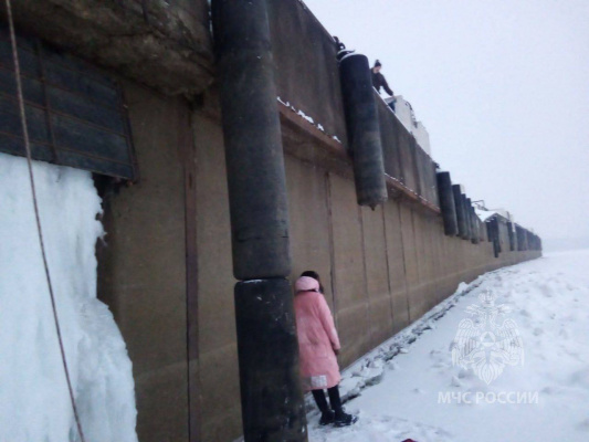 В Нижнем Новгороде спасли девушку, упавшую с набережной на лёд Волги