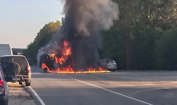 В Нижегородской области столкнулись и загорелись легковой и грузовой автомобили