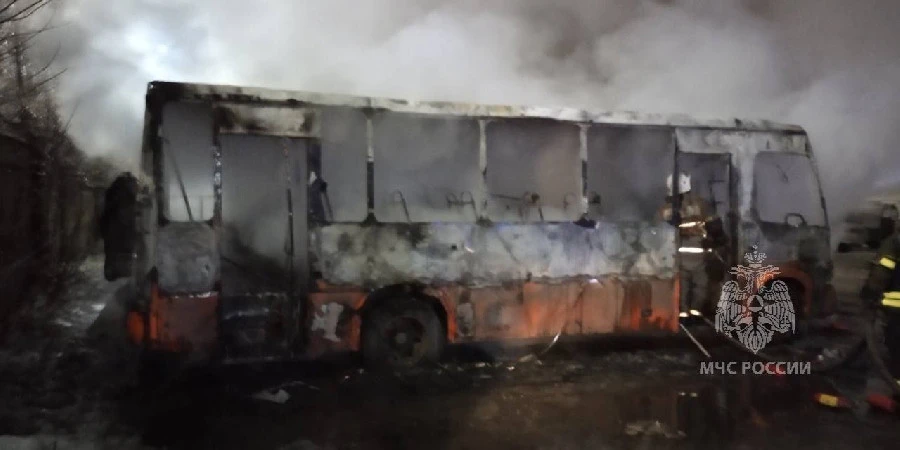 Два пустых автобуса сгорели на автостоянке в Автозаводском районе Нижнего Новгорода