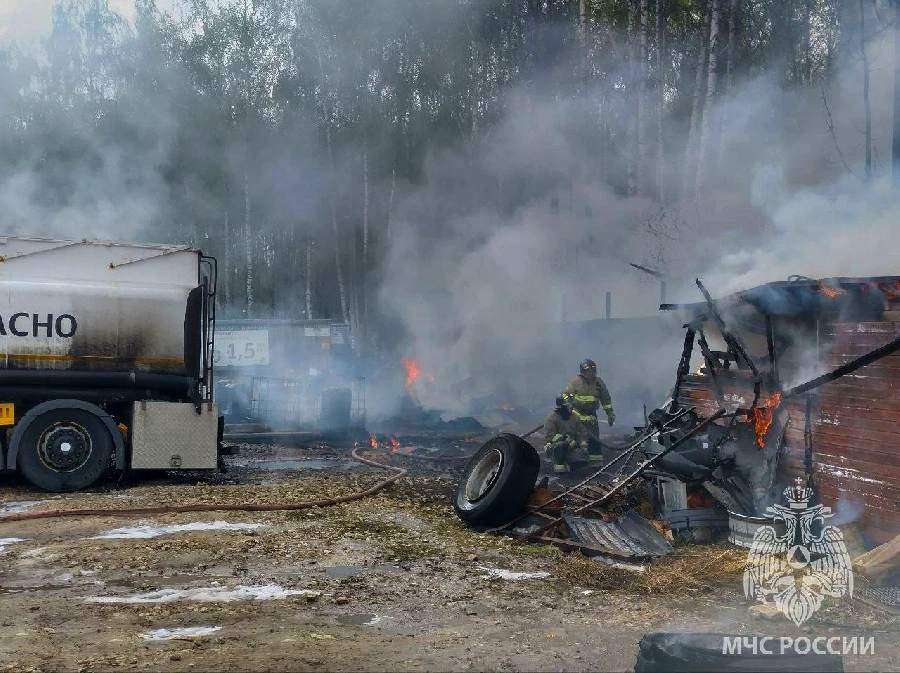 Три бензовоза сгорели на стоянке в промышленной зоне в Кстовском районе