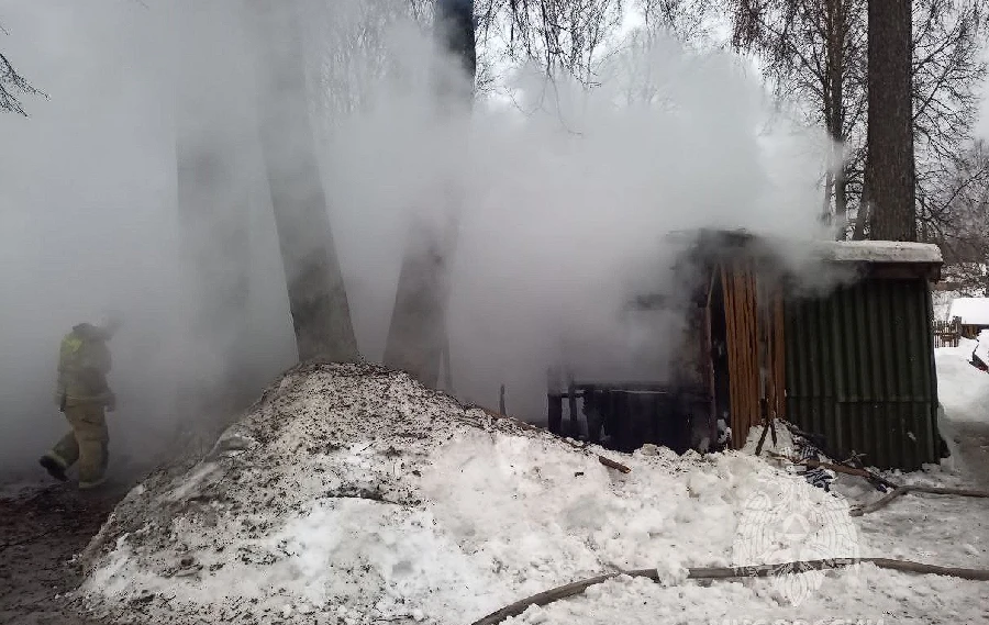 В селе Белбаж Ковернинского района 14 января сгорел гараж: предположительная причина - замыкание электрогирлянды 