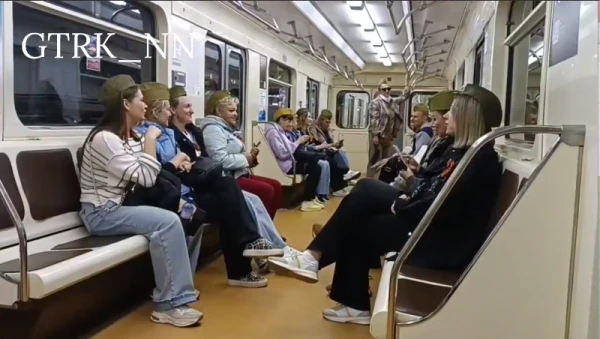 День Победы: Нижегородцы в метро поют "Катюшу"