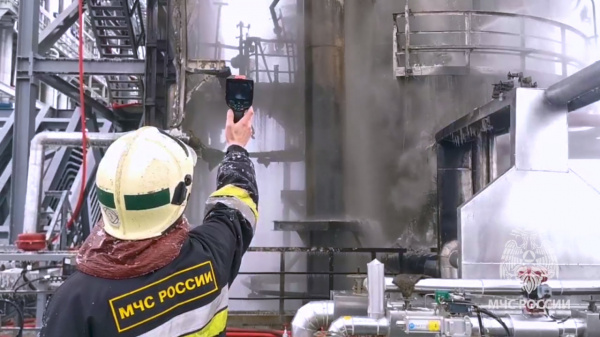 МЧС опубликовало видео тушения пожара на нефтеперерабатывающем заводе в Кстове