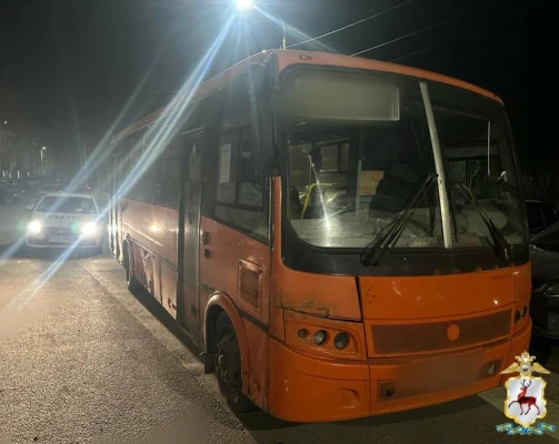 В Нижнем Новгороде пьяный автослесарь за рулем автобуса повредил пять автомобилей 