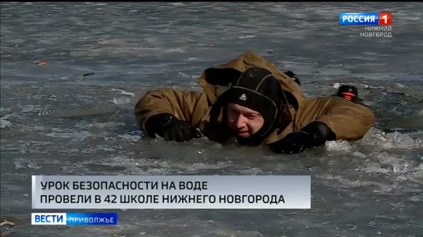 Сотрудники МЧС показали школьникам, как спасти провалившегося под лед человека 