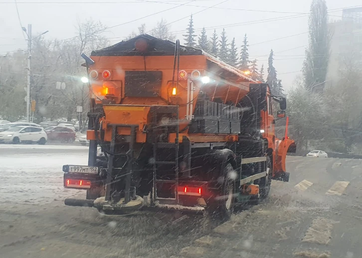 В Нижнем Новгороде проводят противогололедную обработку дорог
