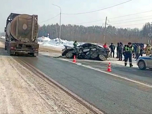 Водитель легковушки погиб, столкнувшись с грузовиком в Володарском районе