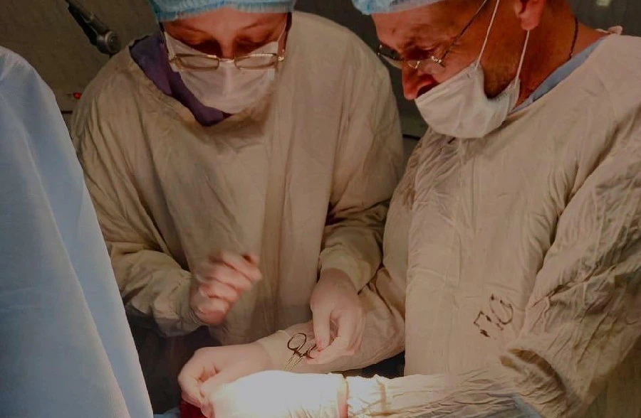 Нижегородский врач-травматолог провел первую высокотехнологичную операцию в Генической больнице Херсонской области