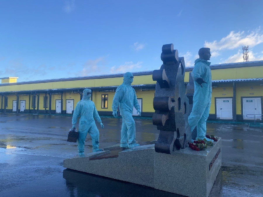 Памятник «Три врача» появился возле нового корпуса инфекционной больницы №23 в Нижнем Новгороде