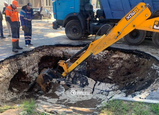 Провал грунта произошел на улице Ковалихинской в Нижнем Новгороде из-за прорыва трубопровода