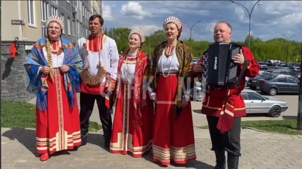 Жители Анкудиновского парка празднуют День Победы