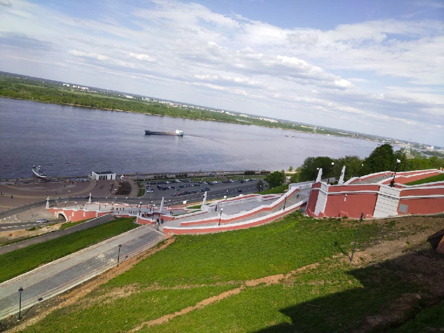 Сухогруз сел на мель в акватории Волги в Нижнем Новгороде