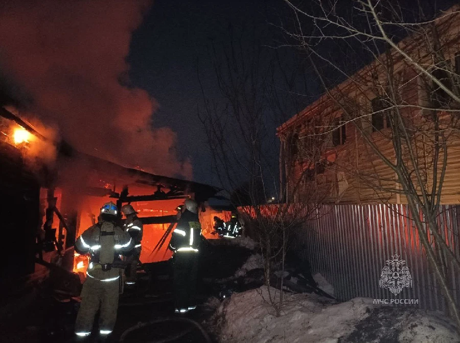 В Автозаводском районе Нижнего Новгорода тушат пожар в жилом доме