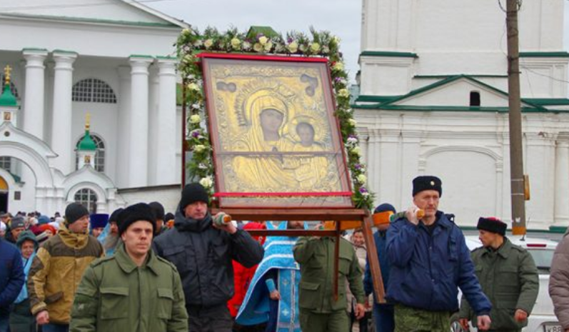 Крестный новгороде. Крестный ход с Казанской иконы Божией матери Петербург 2022. Казанская икона Божией матери Арзамас. Ополчение Нижегородское с иконой Казанской. Видео с праздником иконы Казанской Божьей матери.