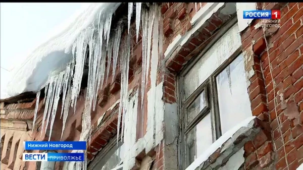 Зимняя капель в многоквартирном доме по улице Большой Печерской: По словам жителей, крыша протекает уже 3 года