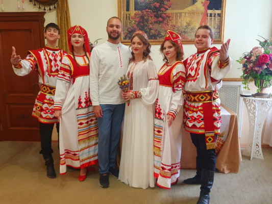 Нижегородские пары отпраздновали Красную горку, связав себя узами брака по старинным русским традициям