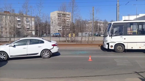 Три человека пострадали при столкновении рейсового автобуса с легковушкой в Нижнем Новгороде