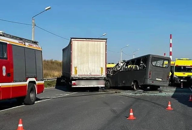 Три человека погибли и 16 пострадали в ДТП с автобусом и грузовиком в Нижегородской области