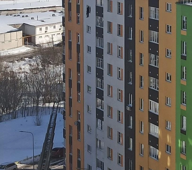 В Нижнем Новгороде спасают мужчину, угрожающего выпрыгнуть из окна многоэтажки
