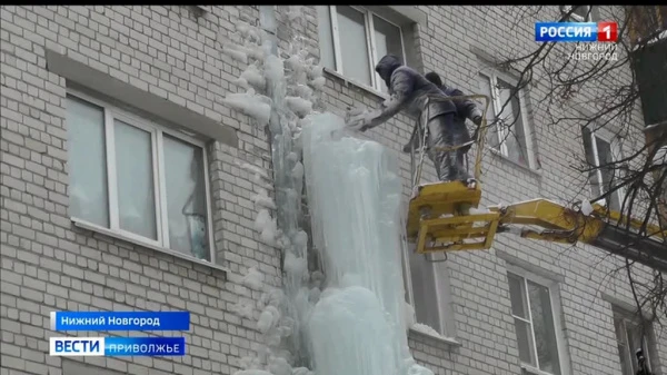 Сосулька высотой с пятиэтажку исчезла: Ледяную глыбу с дома №8 по улице Мельникова-Печерского на этой неделе спилили 