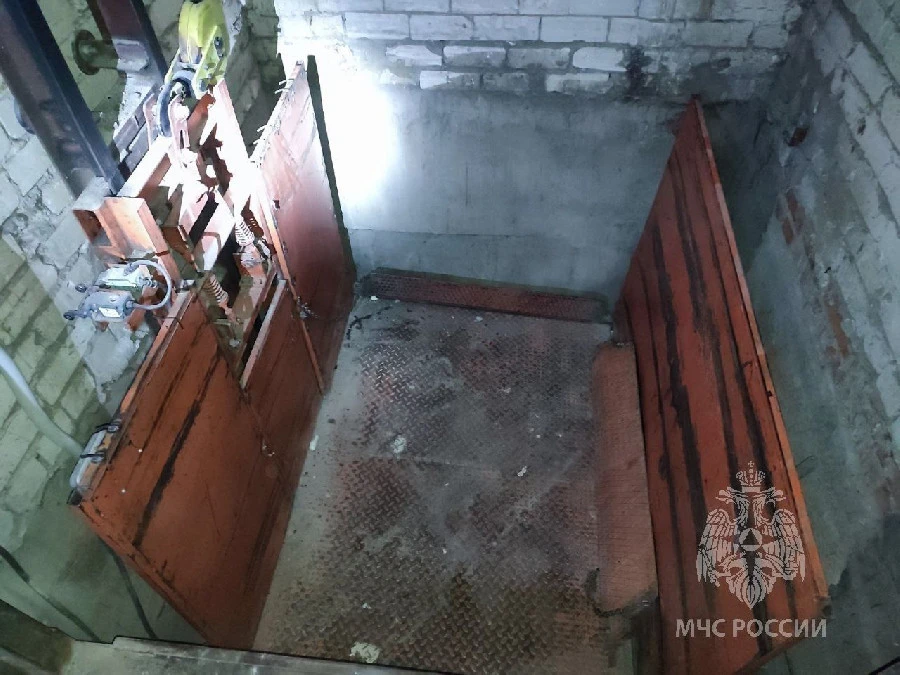 Два человека пострадали при падении грузового лифта в Нижнем Новгороде