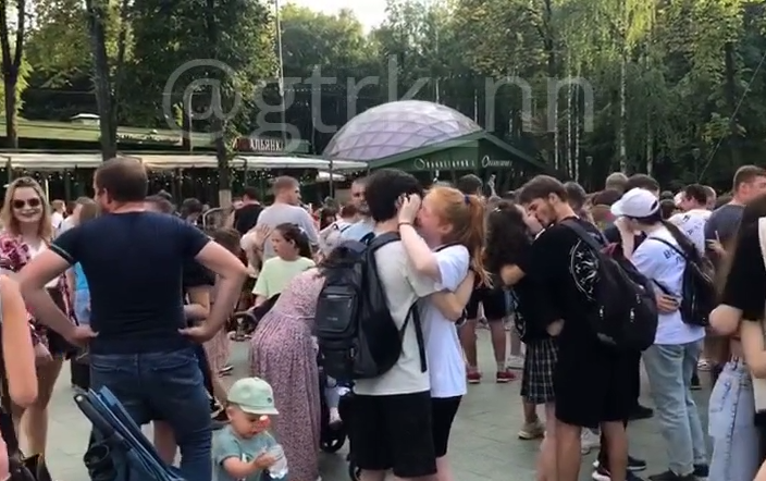 Рекорд по поцелую. Массовый поцелуй в Нижнем. Массовый поцелуй в Нижнем Новгороде прямой эфир. Самый массовый поцелуй рекорд. Поцелуй ниже.