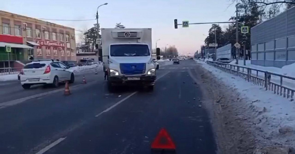 Грузовик сбил двух пешеходов в Дзержинске