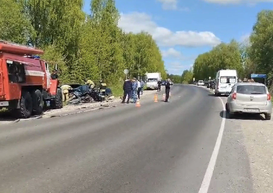 Два человека погибли при столкновении двух легковушек в Краснобаковском районе