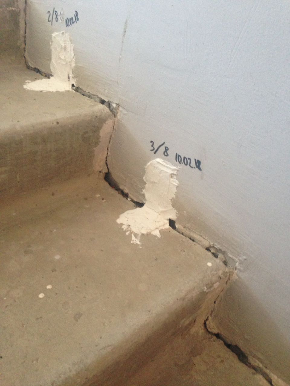Опасные трещины. Трещины панельный дом стыки. Трещины в стыках бетонных лестниц. Трещины в стыках на стенах в панельном доме. Микротрещины в панельных домах.