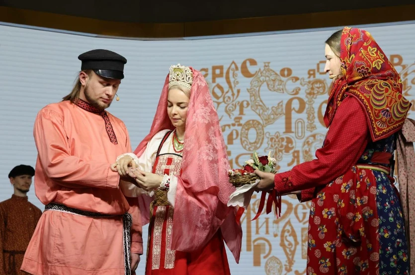 Пара из Нижнего Новгорода заключила брак по старинному нижегородскому обряду на выставке-форуме «Россия»