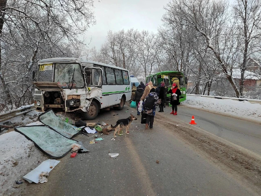 Два автобуса столкнулись в городе Павлово: пострадали восемь человек