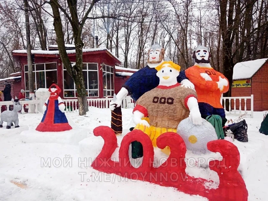 Снежные скульптуры украсили парк Автозаводского района Нижнего Новгорода