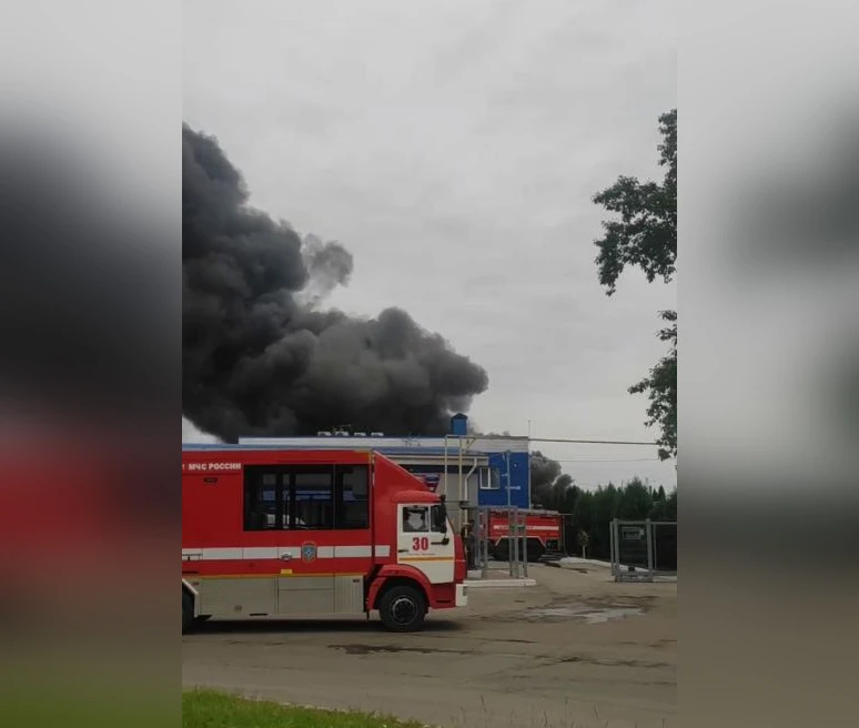 Большегруз и несколько гаражей горят на шоссе Масложиркомбината в Нижнем Новгороде