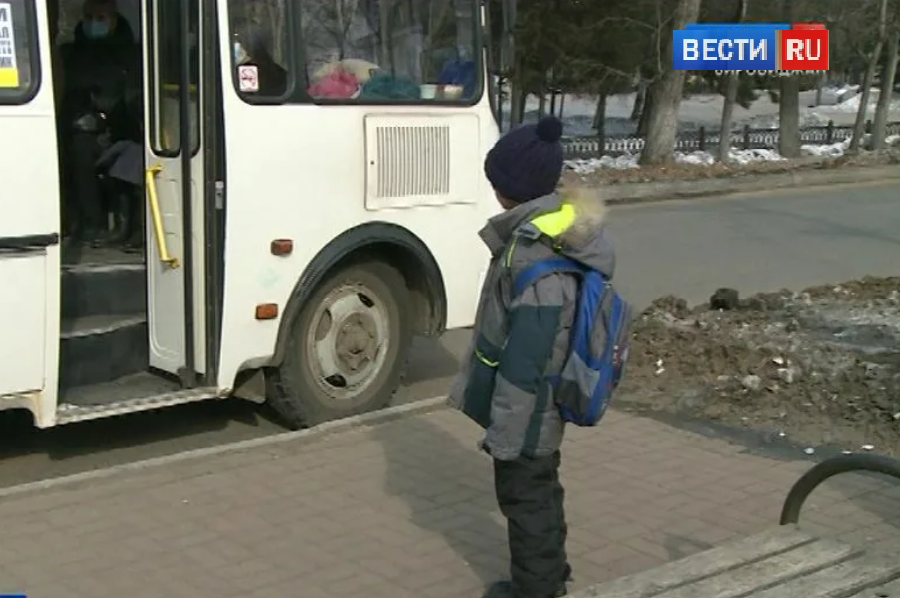 Высадка из автобуса. Водитель автобуса. Ребенка высадили из автобуса. Высадка детей из общественного транспорта. Водитель высадил ребёнка из автобуса.