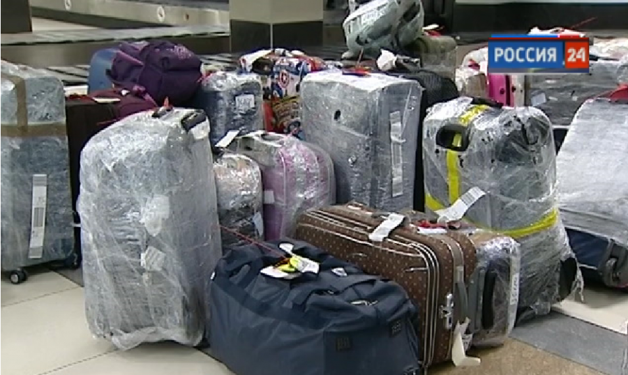 Упаковка сумки в аэропорту. Упаковка багажа для самолета. Чемодан в аэропорту. Упаковка дорожной сумки в аэропорту.