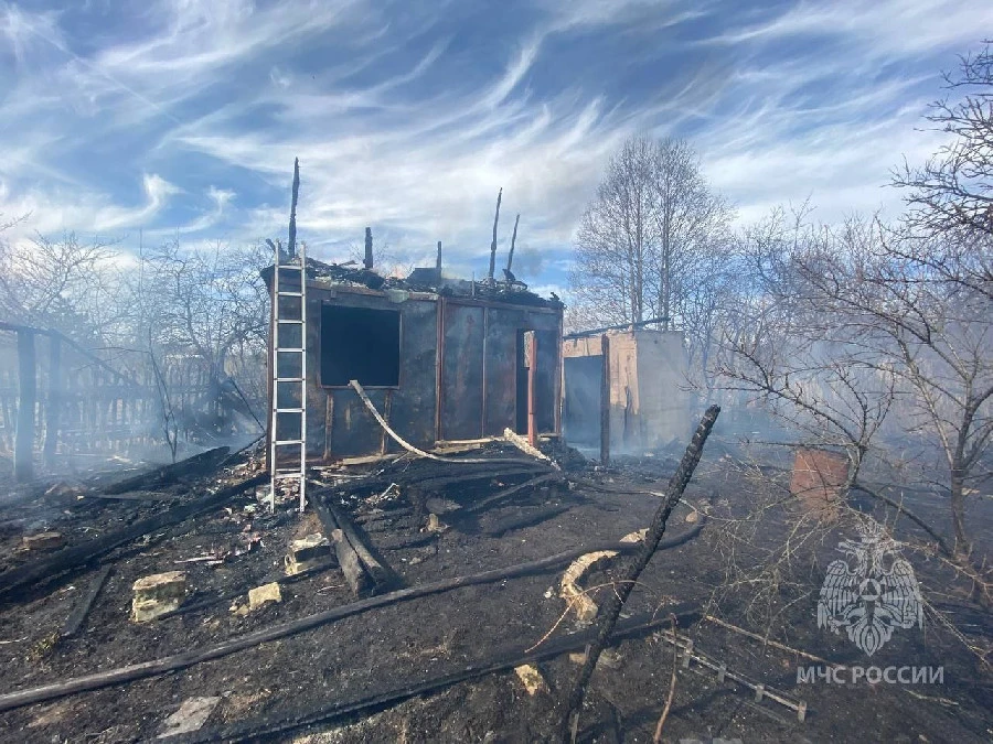 Житель лишился садового дома в Арзамасе из-за возгорания сухой травы
