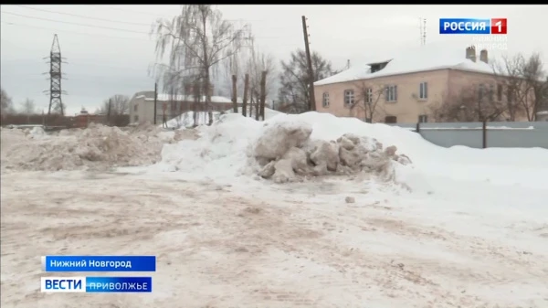 Снежная свалка выросла под окнами жилых домов: жители улицы Декабристов просят помощи