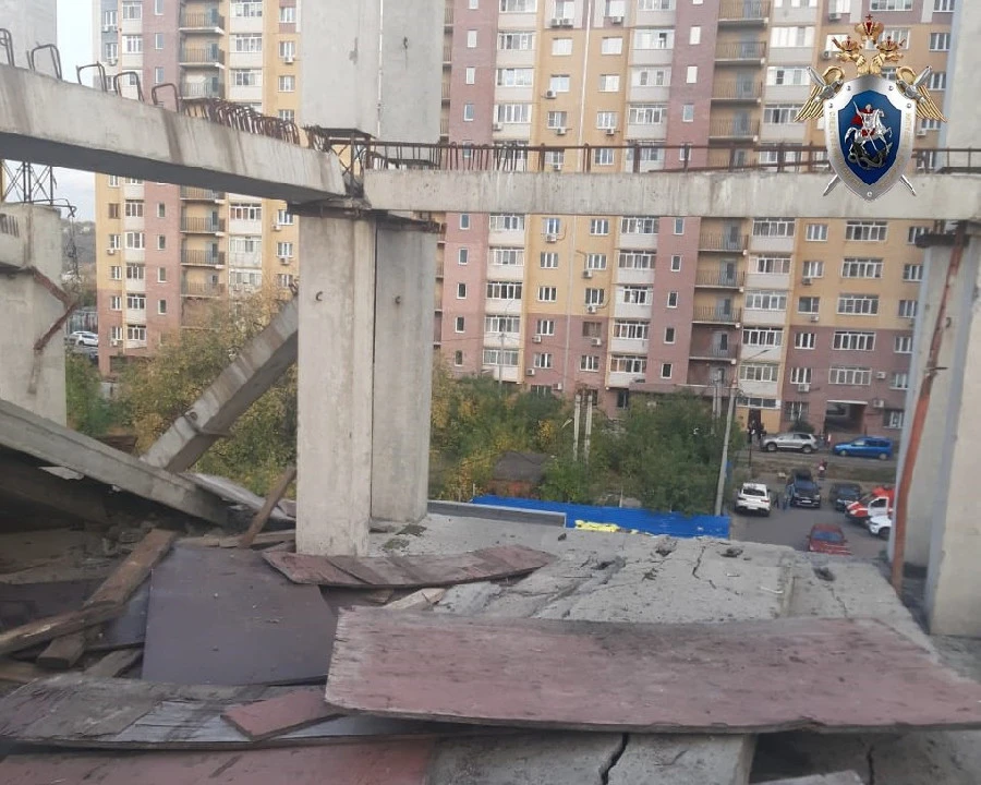 Следователи начали проверку после падения бетонной плиты на двух мужчин в Нижнем Новгороде