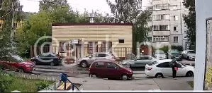 Неизвестный обокрал несколько припаркованных автомобилей на улице Федосенко в Нижнем Новгороде.