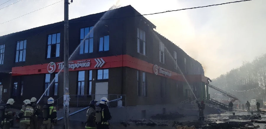 В Нижнем Новгороде горит здание с магазином «Пятерочка»