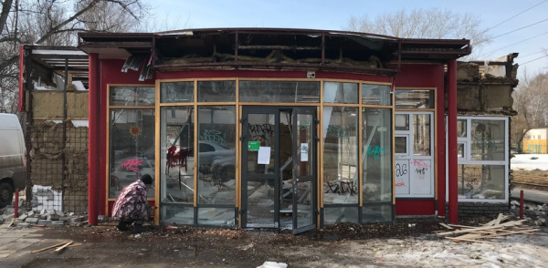 В Автозаводском районе сносят нестационарные торговые объекты