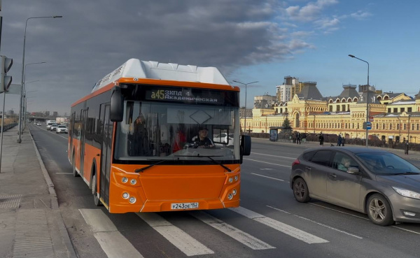 На автобусном маршруте А-45 начали работать автобусы большого класса