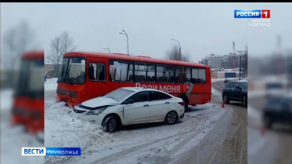 На улице Касьянова столкнулись автобус и иномарка: Обстоятельства ДТП устанавливаются
