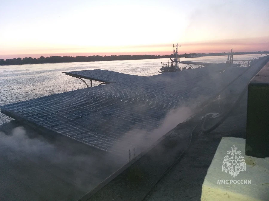 Пожар произошел в дебаркадере на набережной Волги в Нижнем Новгороде