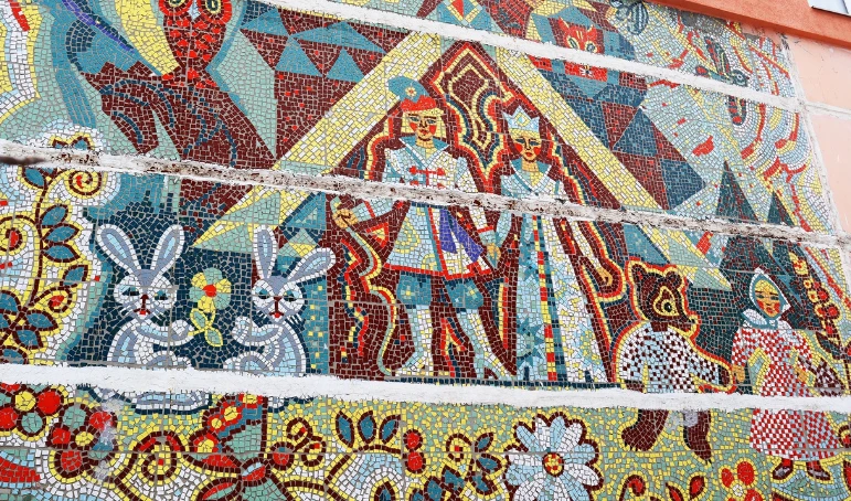 Не представляет художественной ценности: В мэрии Нижнего Новгорода объяснили, почему советскую мозаику на стене детского сада "Парус" закрывают утеплителем