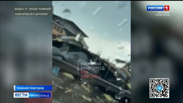 В Нижнем Новгороде ветер сорвал крышу кафе и уронил прямо на автомобили