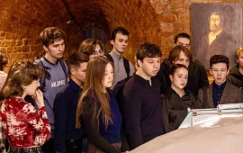 �������