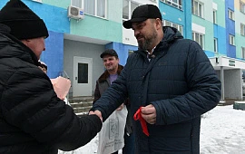 �������